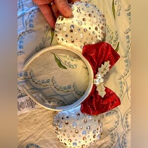 Satin and sparkles Minnie Mouse holiday ears headband from Disney World! EUC